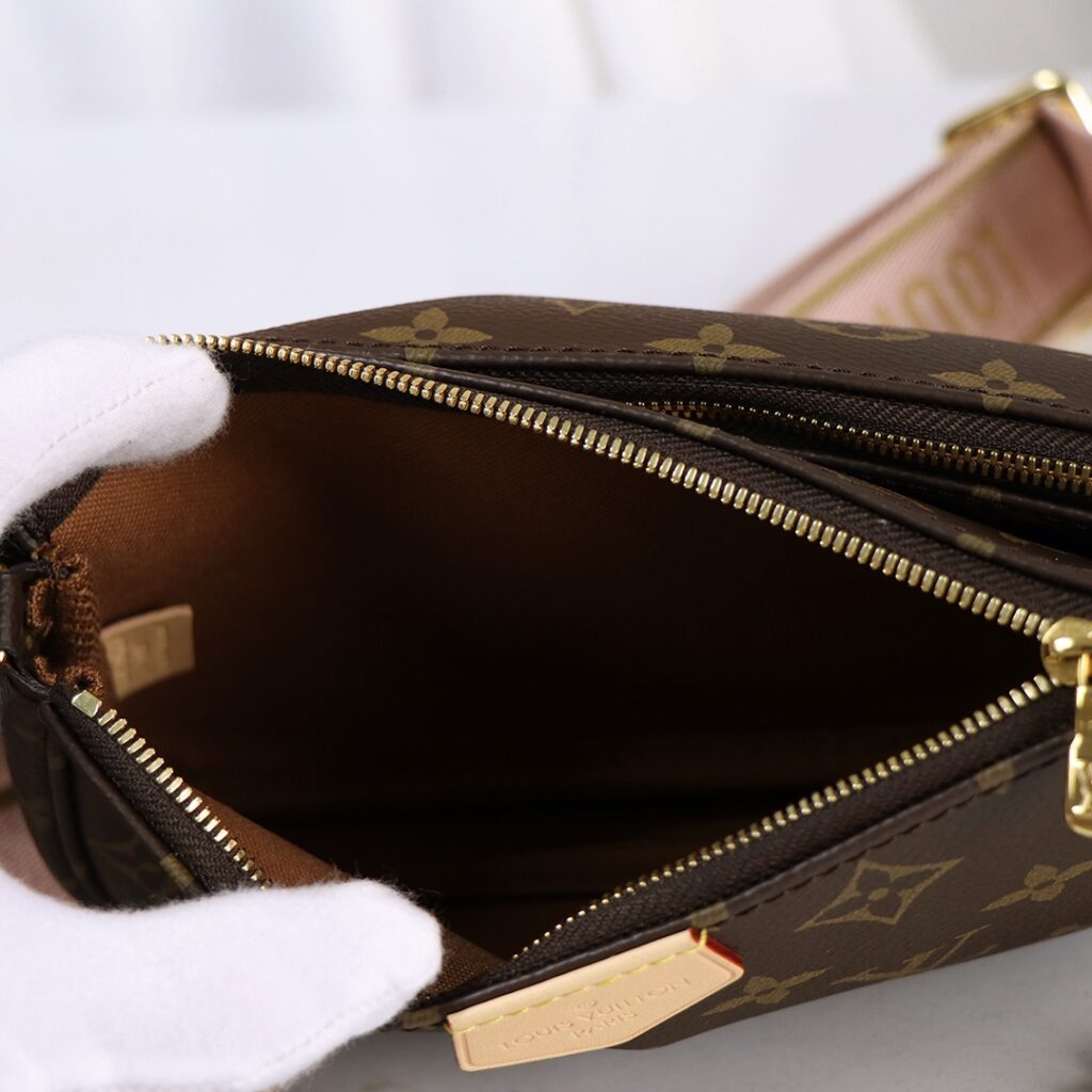 有名人の愛用品 ルイヴィトン M44840  偽物 MULTI POCHETTE ACCESSOIRES ハンドグレバッグ