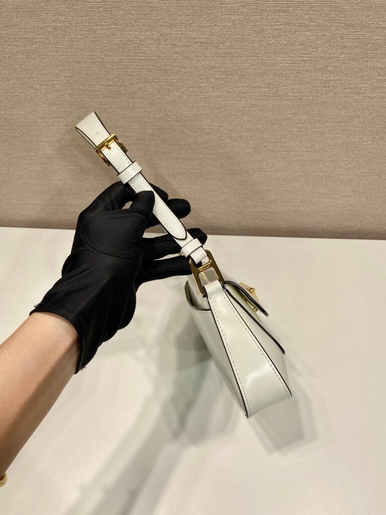 個性的 魅力的 心地よい コットン素材 プラダ  コピー 新作調 節可能なショルダーストラップ バッグ