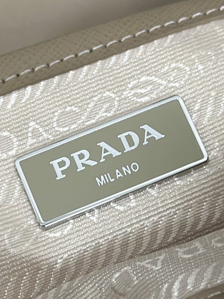 個性的 魅力的 心地よい コットン素材 プラダ 新作 偽物 1BZ677 ナイロンリュック