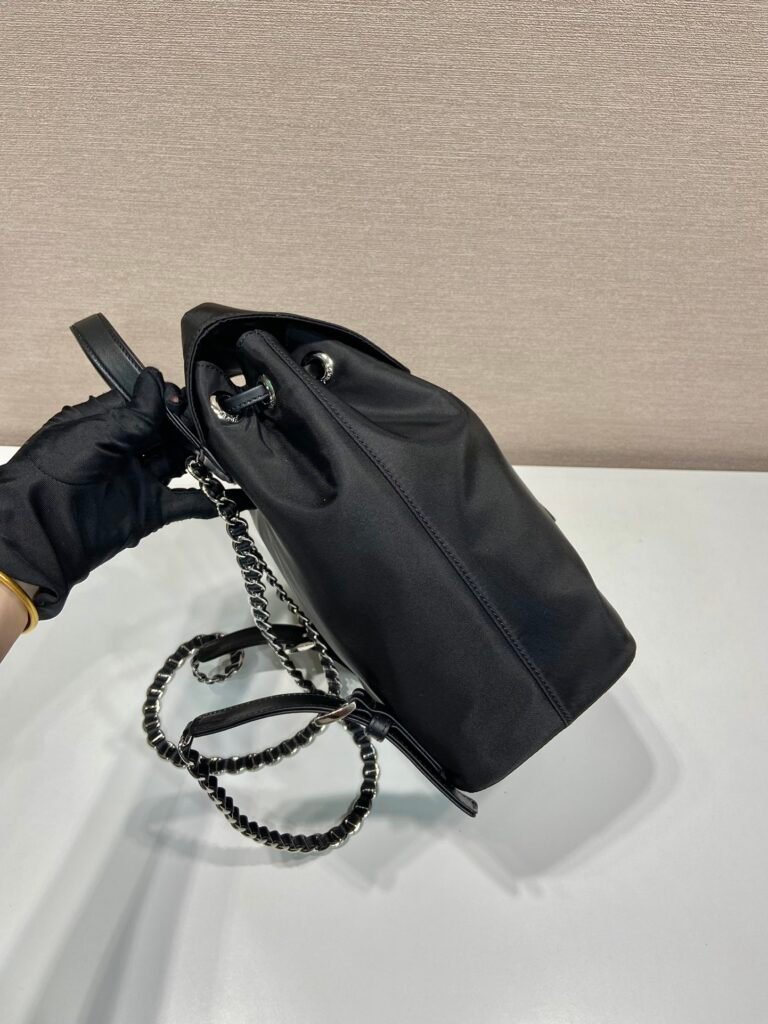 芸能人愛用 高級感ある  プラダ  コピー  1BZ831  ナイロンリュック 