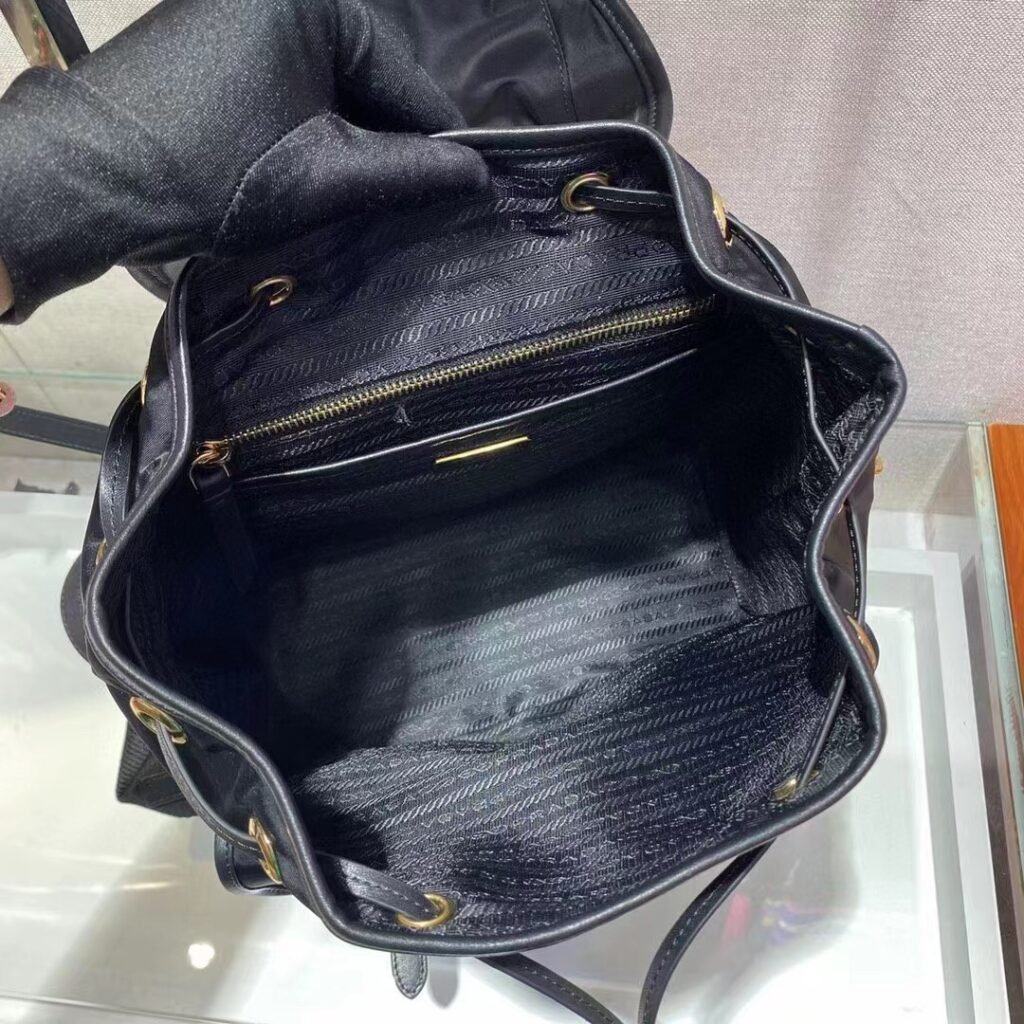 オシャレにお得100%新品  プラダ  偽物  Saffianoレザー 1BZ677A ナイロンリュック 