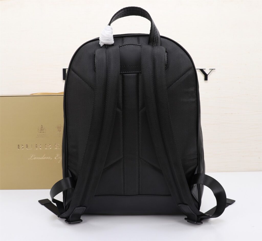 芸能人愛用 高級感ある  バーバリー スーパーコピー  新作メンズキャンバスバッグ 