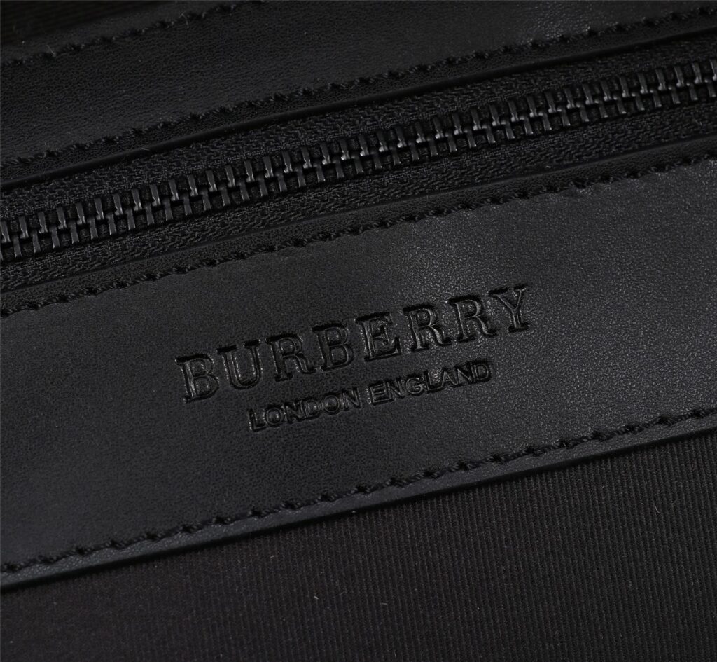 芸能人愛用 高級感ある  バーバリー スーパーコピー  新作メンズキャンバスバッグ 