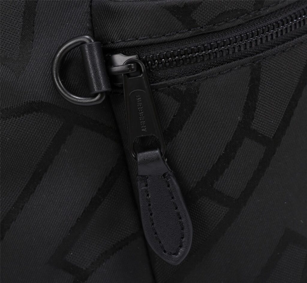 芸能人愛用 高級感ある  バーバリー スーパーコピー  新作メンズキャンバスバッグ 