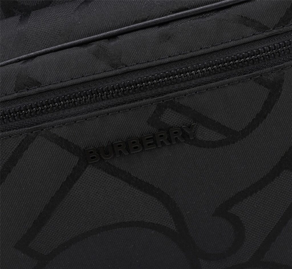 芸能人愛用 高級感ある  バーバリー スーパーコピー  新作メンズキャンバスバッグ 