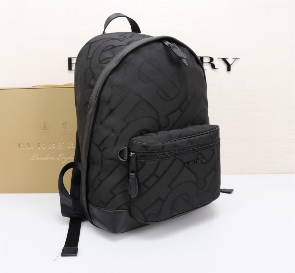 芸能人愛用 高級感ある  バーバリー スーパーコピー  新作メンズキャンバスバッグ 