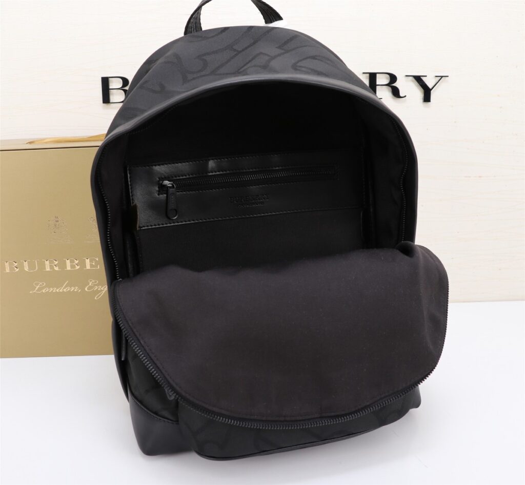 芸能人愛用 高級感ある  バーバリー スーパーコピー  新作メンズキャンバスバッグ 