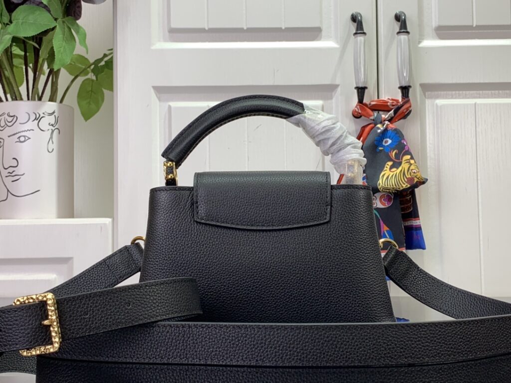 大活躍!存在感のある ルイヴィトン スーパーコピー M24671 CAPUCINES EAST WESTミニポーチ