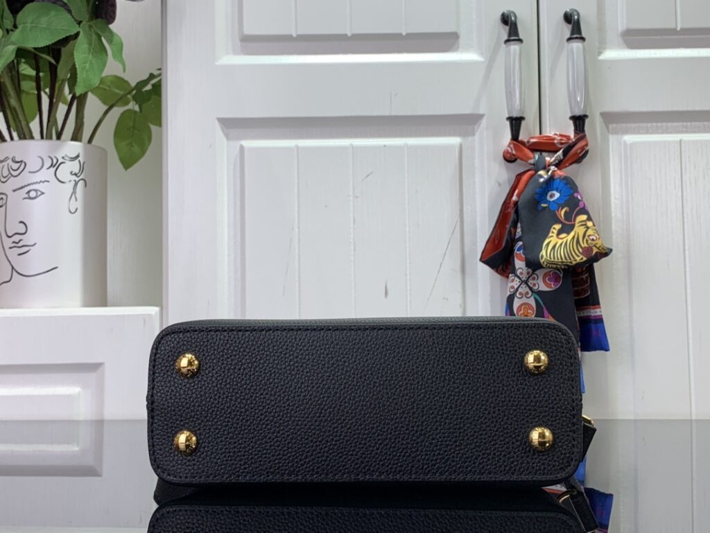 大活躍!存在感のある ルイヴィトン スーパーコピー M24671 CAPUCINES EAST WESTミニポーチ