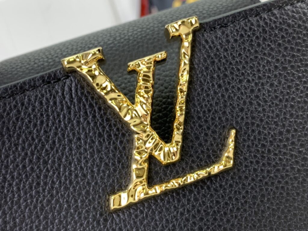 大活躍!存在感のある ルイヴィトン スーパーコピー M24671 CAPUCINES EAST WESTミニポーチ