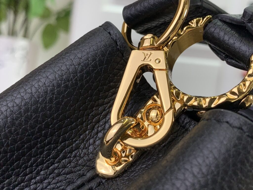 大活躍!存在感のある ルイヴィトン スーパーコピー M24671 CAPUCINES EAST WESTミニポーチ