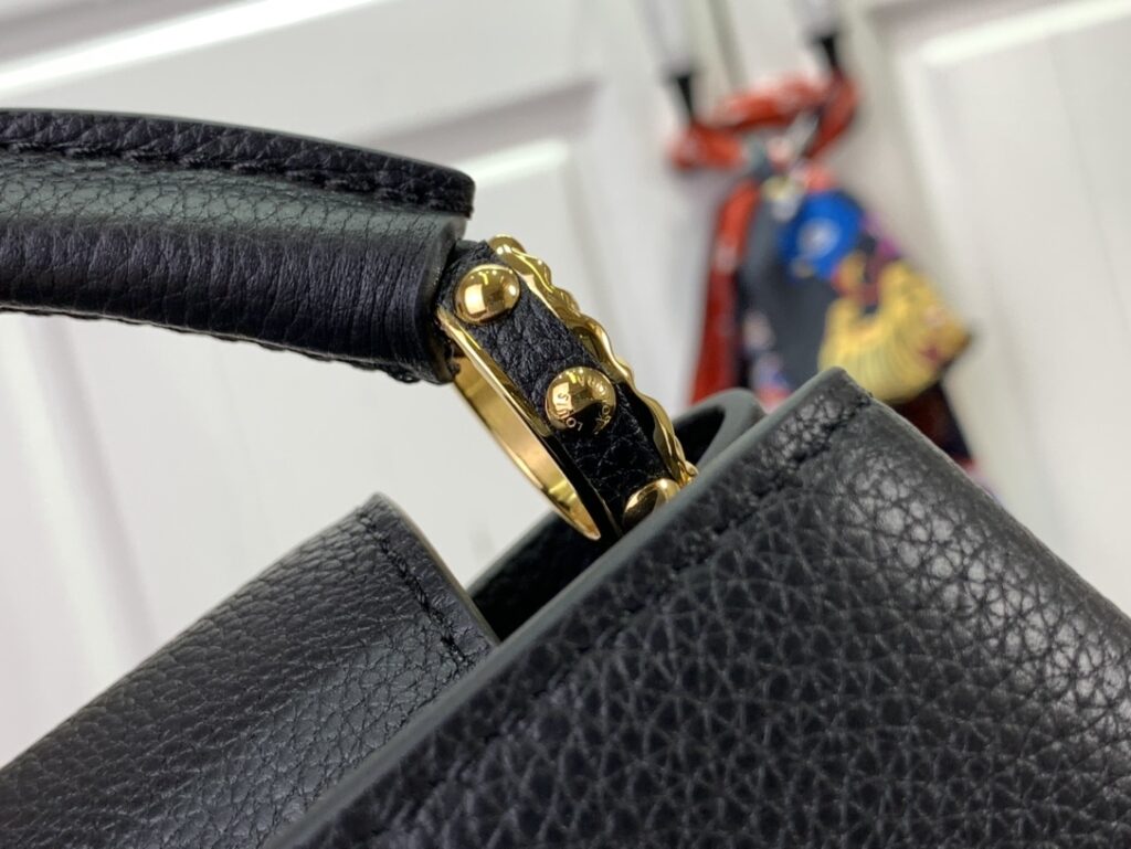 大活躍!存在感のある ルイヴィトン スーパーコピー M24671 CAPUCINES EAST WESTミニポーチ