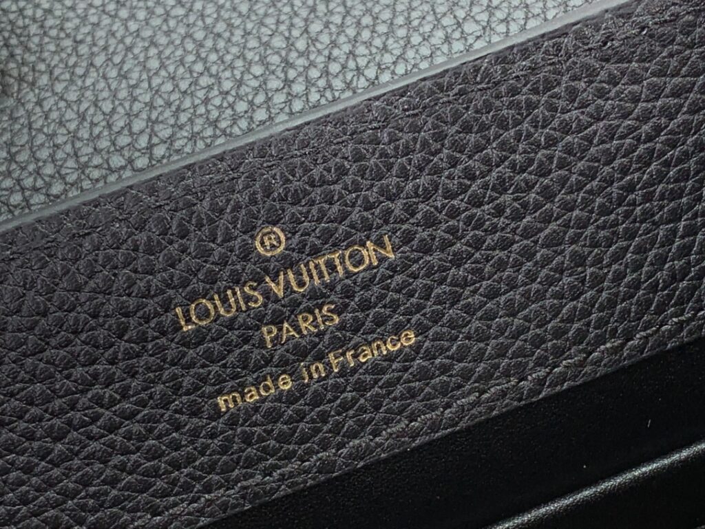 大活躍!存在感のある ルイヴィトン スーパーコピー M24671 CAPUCINES EAST WESTミニポーチ