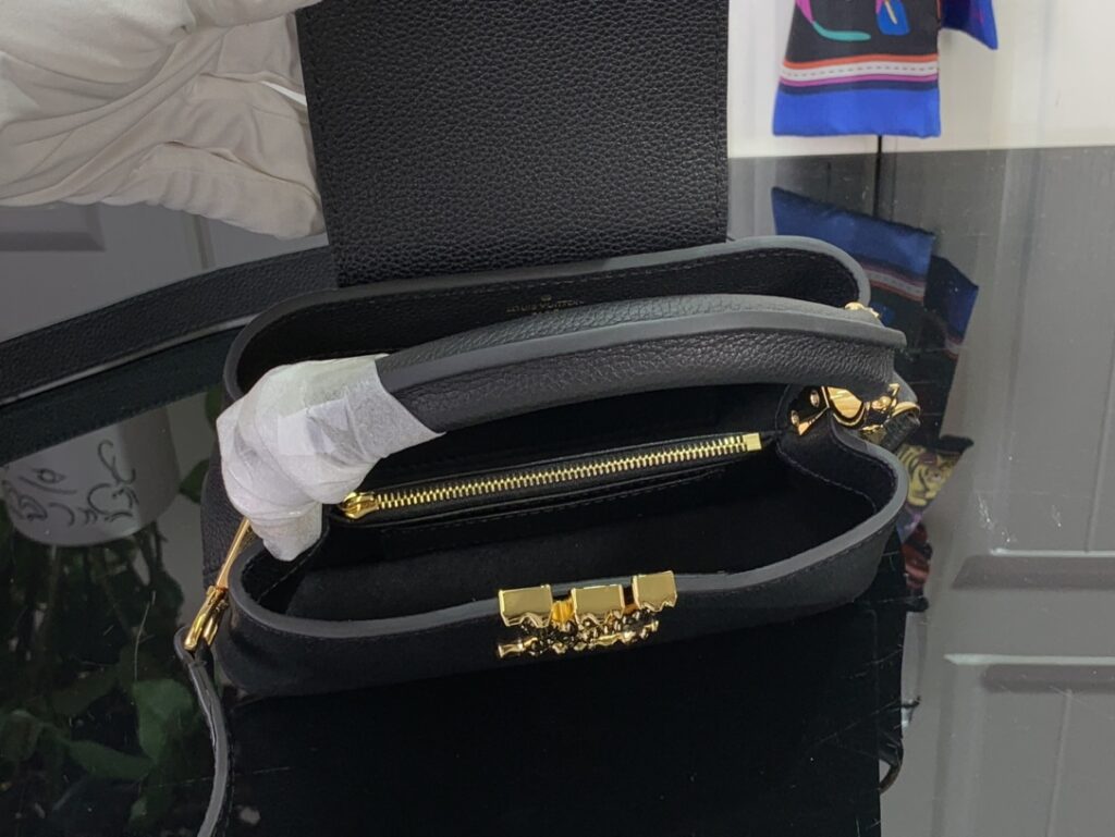 大活躍!存在感のある ルイヴィトン スーパーコピー M24671 CAPUCINES EAST WESTミニポーチ