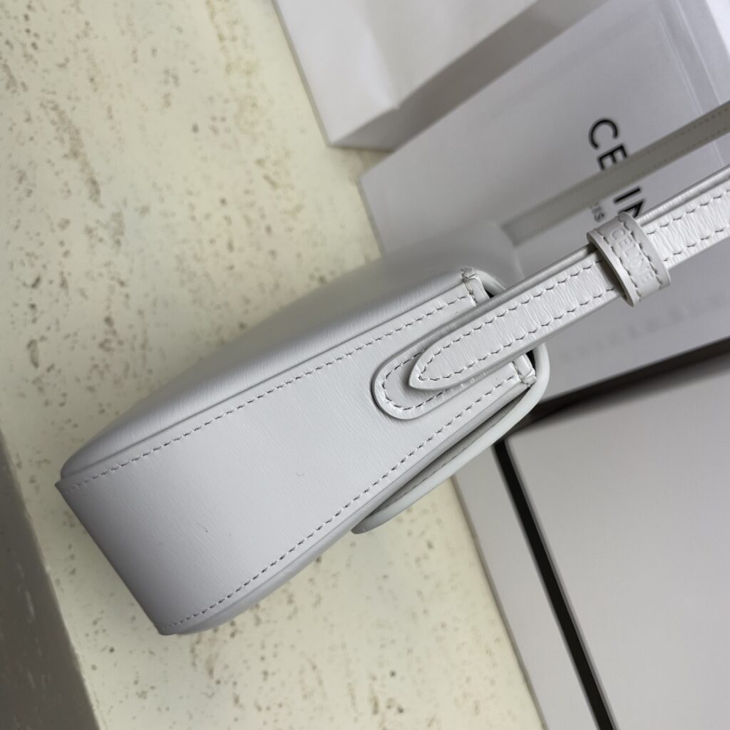 大活躍!存在感のある セリーヌ ス ーパーコピー 2024人気新作牛革 NEW1 LOLA ショルダーバッグ