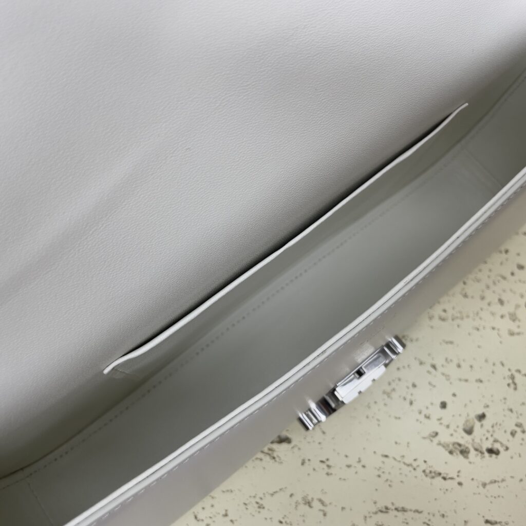 大活躍!存在感のある セリーヌ ス ーパーコピー 2024人気新作牛革 NEW1 LOLA ショルダーバッグ