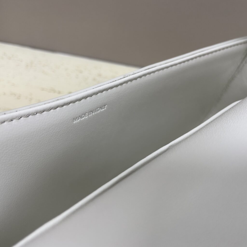 大活躍!存在感のある セリーヌ ス ーパーコピー 2024人気新作牛革 NEW1 LOLA ショルダーバッグ