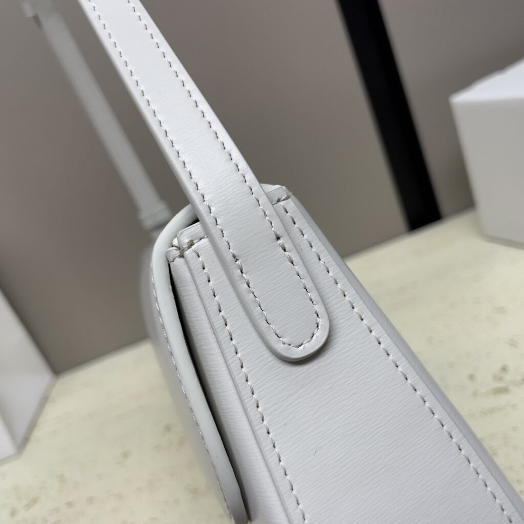 大活躍!存在感のある セリーヌ ス ーパーコピー 2024人気新作牛革 NEW1 LOLA ショルダーバッグ