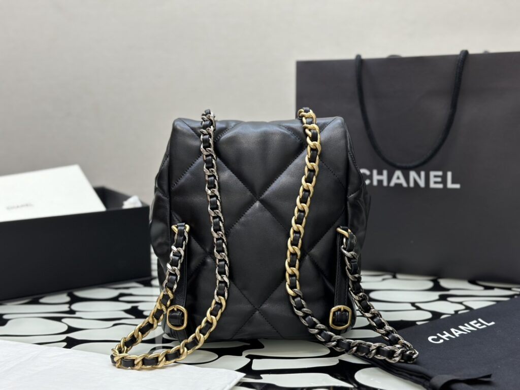 激安大特価最新作 シャネル コピー19 シリーズリュック