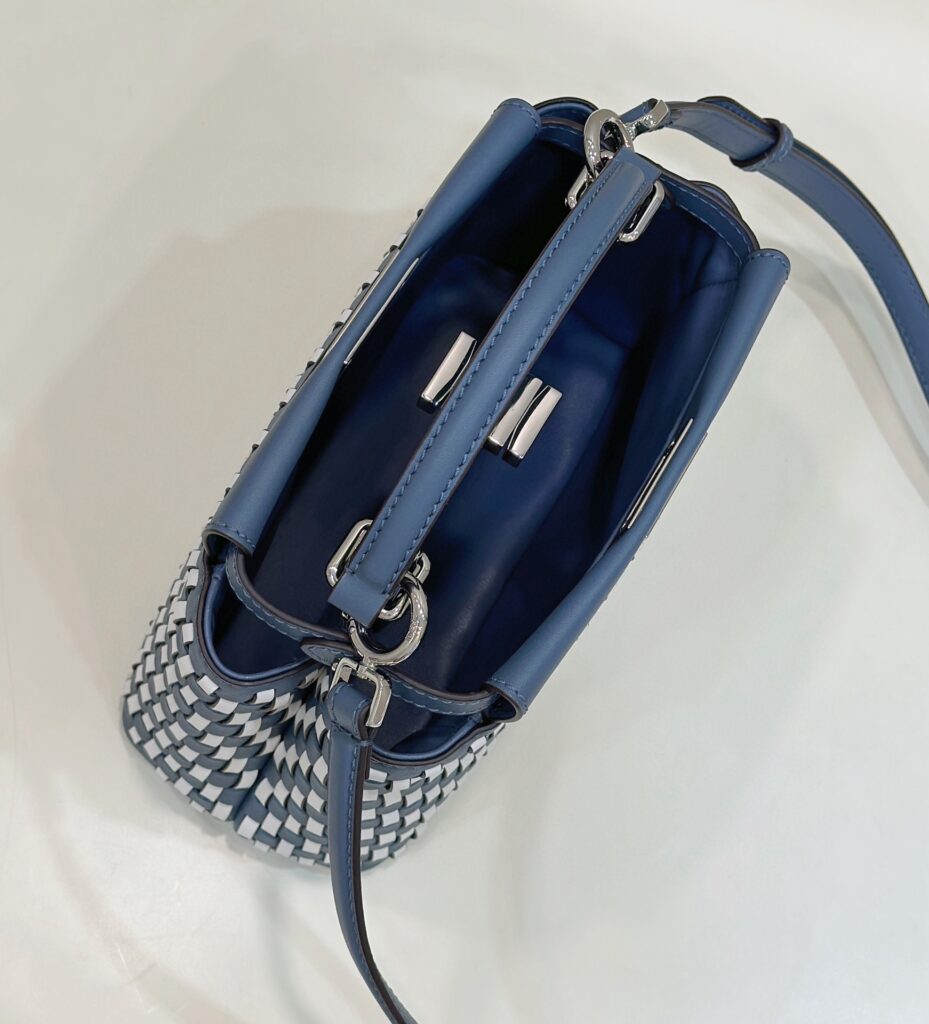 人気セール  フェンディ スーパーコピー 優良サイト 口コミ  Iconic PEEKABOO 牛革ハンドバッグ  