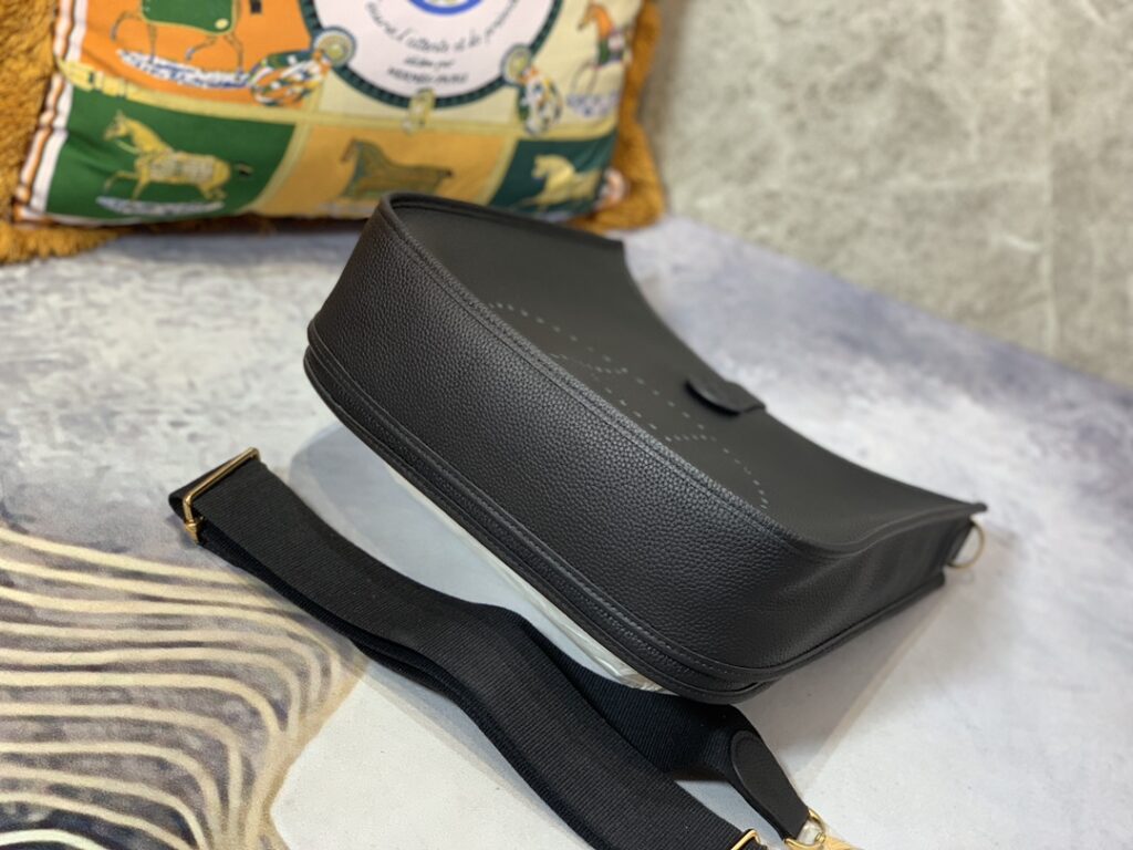 話題となる人気品 エルメス 偽物 Evelyne29cm ショルダーバッグ|スーパーコピーn級優良店 6 話題となる人気品 エルメス 偽物 Evelyne29cm ショルダーバッグ