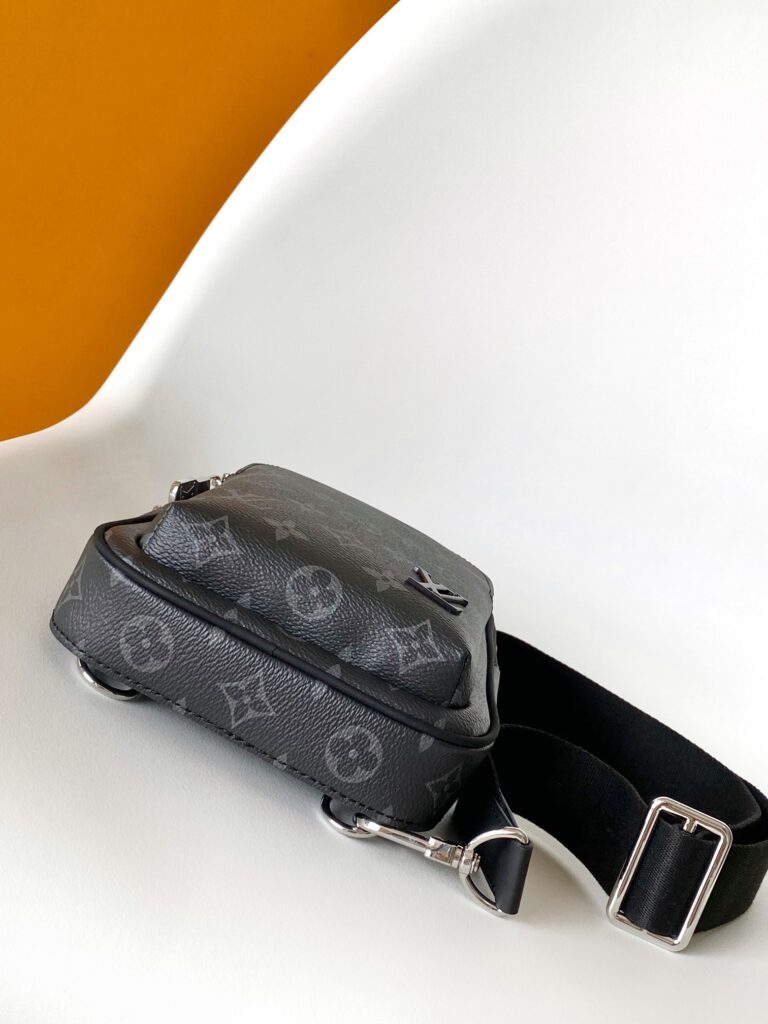 大活躍！存在感のある ルイヴィトン 偽物 Monogram Eclipse コーティングキャンバス   M4713 Avenue ショルダーバッグ 