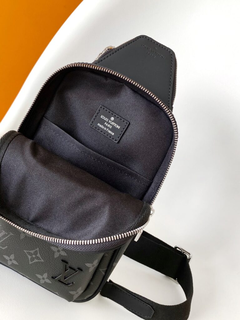 大活躍！存在感のある ルイヴィトン 偽物 Monogram Eclipse コーティングキャンバス   M4713 Avenue ショルダーバッグ 