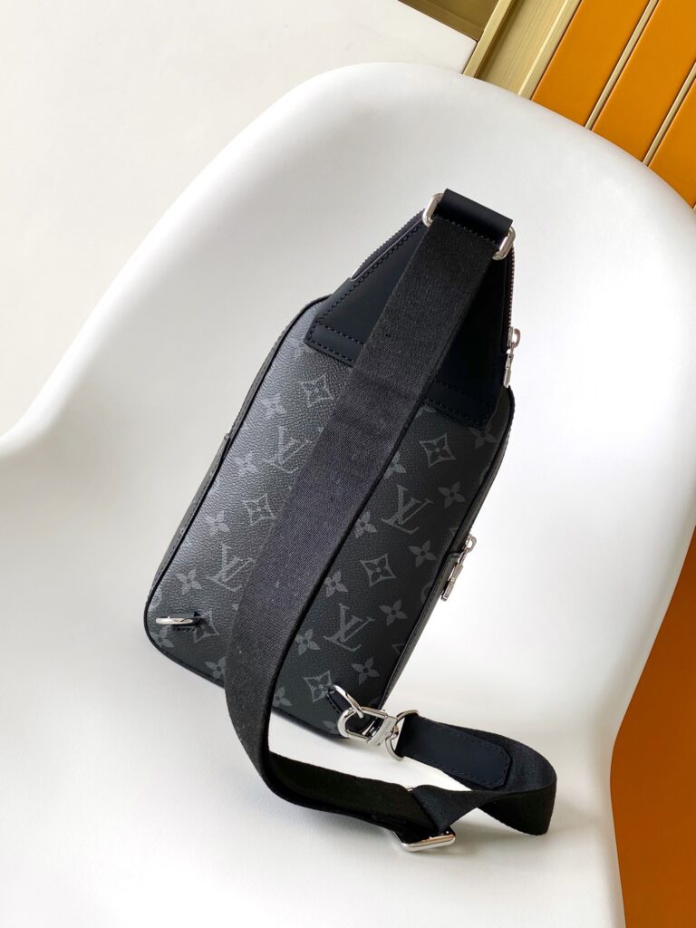 大活躍！存在感のある ルイヴィトン 偽物 Monogram Eclipse コーティングキャンバス   M4713 Avenue ショルダーバッグ 