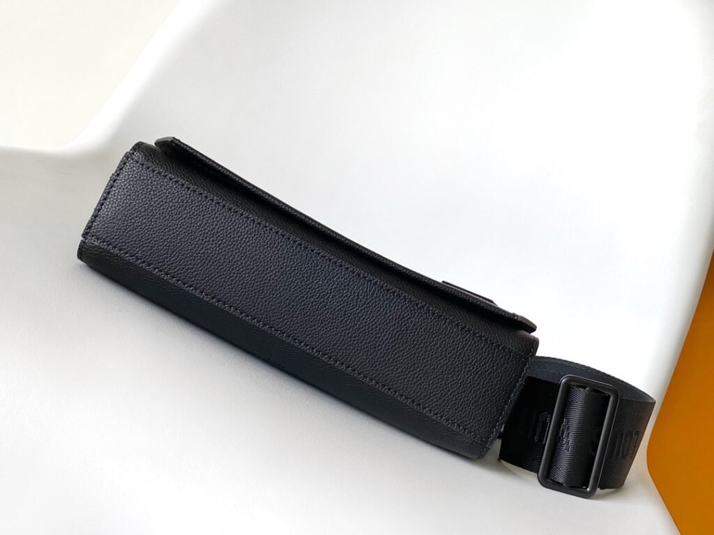 今季セール 限定品  ルイヴィトン  コピー  M24769 初層牛革  Pilot ミニバッグ