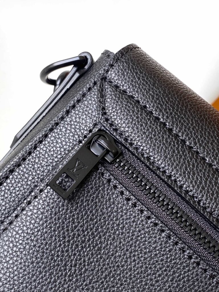 今季セール 限定品  ルイヴィトン  コピー  M24769 初層牛革  Pilot ミニバッグ