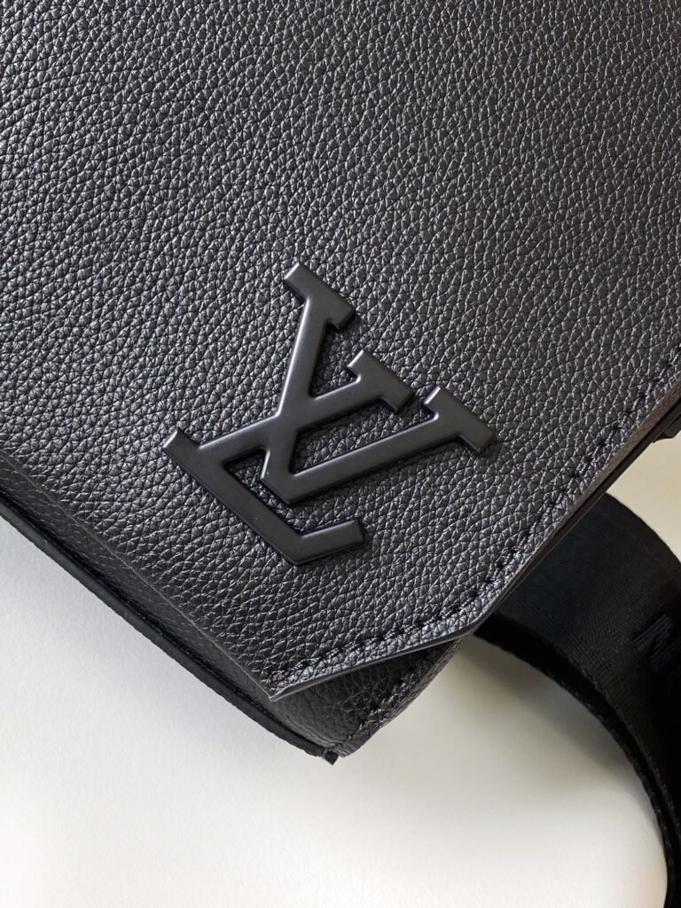 今季セール 限定品  ルイヴィトン  コピー  M24769 初層牛革  Pilot ミニバッグ