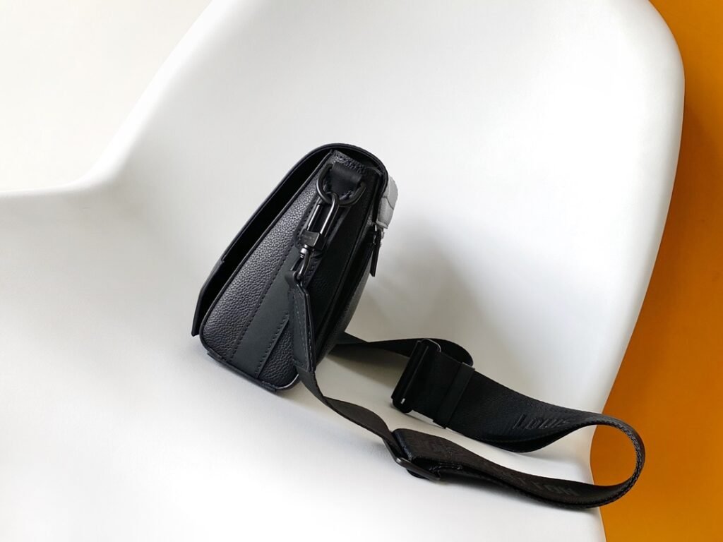 今季セール 限定品  ルイヴィトン  コピー  M24769 初層牛革  Pilot ミニバッグ