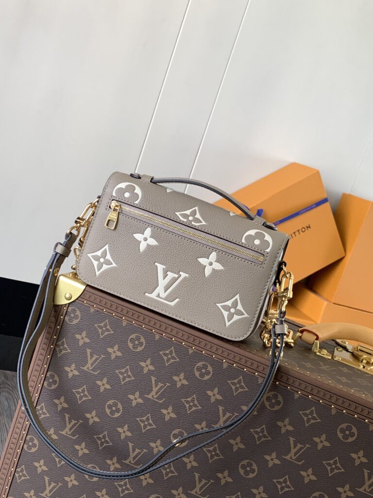  大活躍！存在感のある ルイヴィトン  n級品 M23081 オーダーメイド 牛革Pochette Métis East West ハンドバッグ   