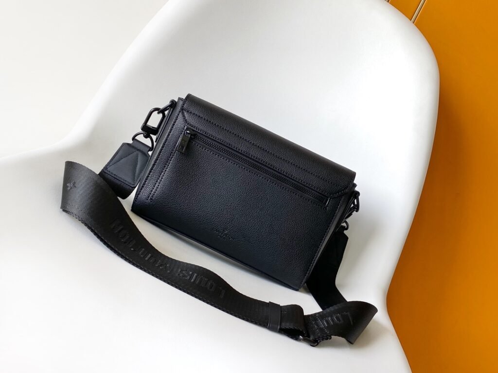今季セール 限定品  ルイヴィトン  コピー  M24769 初層牛革  Pilot ミニバッグ
