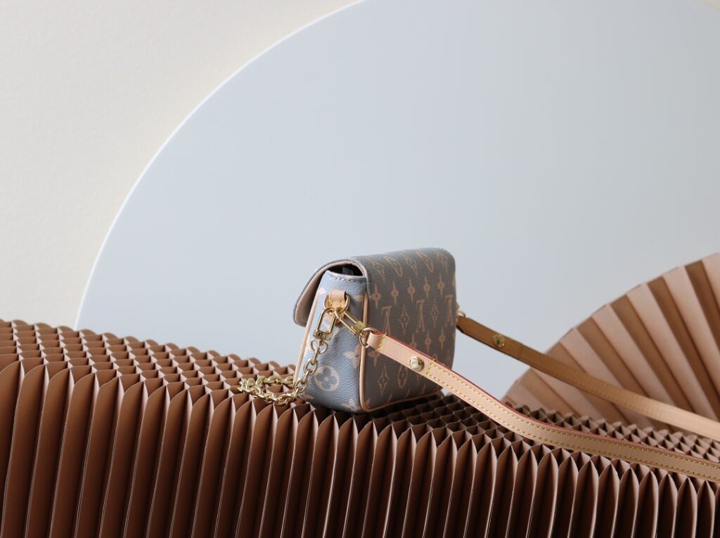 有名人の愛用品 ルイヴィトン  コピー M12778 Wallet On Chain Ivy ハンドバッグ