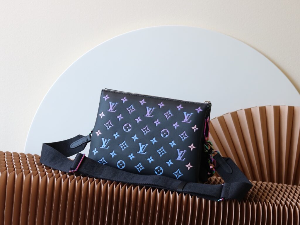  個性的 魅力的 心地よい コットン素材   ルイヴィトン スーパーコピー 羊革   M23618  Coussin BB バッグ 