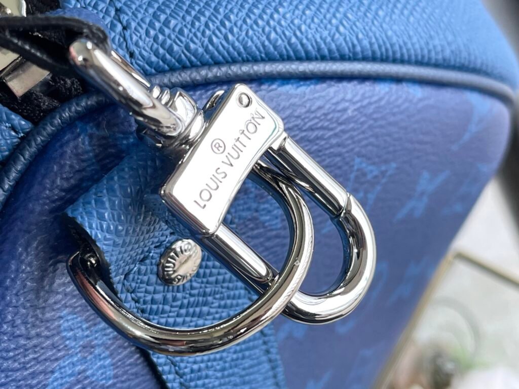 個性的 魅力的 心地よい コットン素材   ルイヴィトン  コピー   TaigaレザーKeepall 50 旅行バッグ  