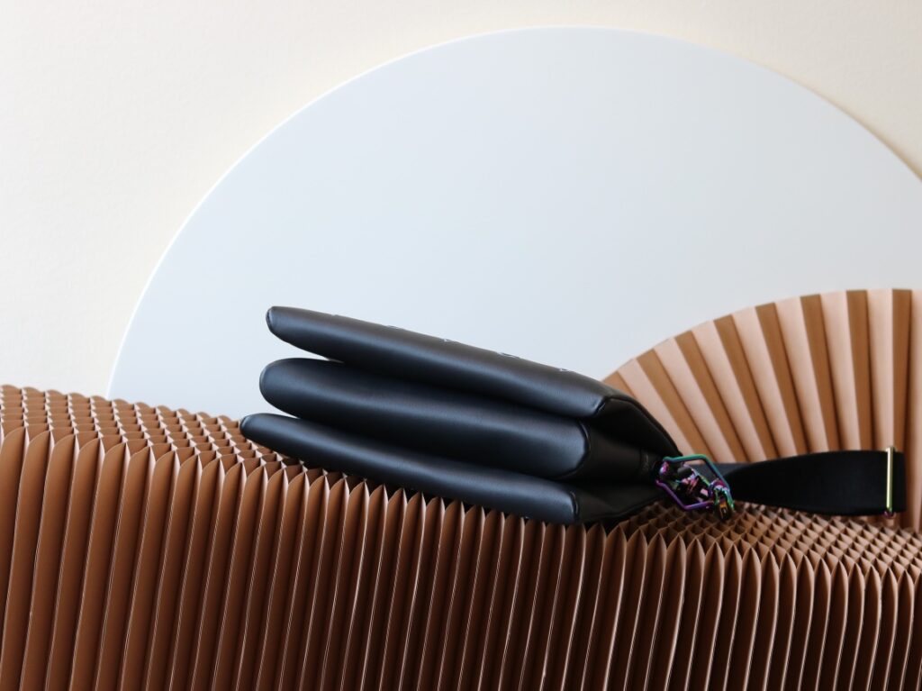  個性的 魅力的 心地よい コットン素材   ルイヴィトン スーパーコピー 羊革   M23618  Coussin BB バッグ 