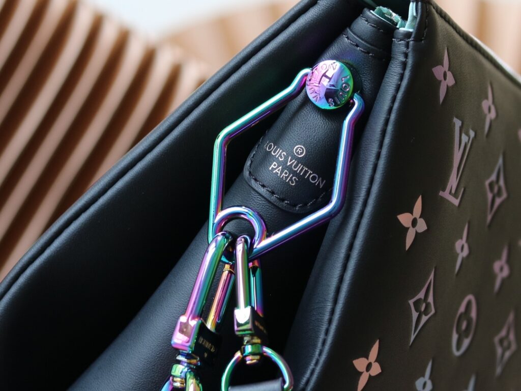  個性的 魅力的 心地よい コットン素材   ルイヴィトン スーパーコピー 羊革   M23618  Coussin BB バッグ 