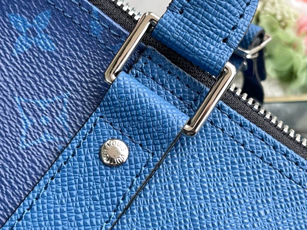 個性的 魅力的 心地よい コットン素材   ルイヴィトン  コピー   TaigaレザーKeepall 50 旅行バッグ  