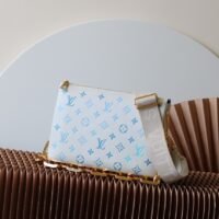 驚きの破格値2024 ルイヴィトン コピー onogram 羊革 LV By The Pool シリーズM11225 Coussin スモールハンドバッグ