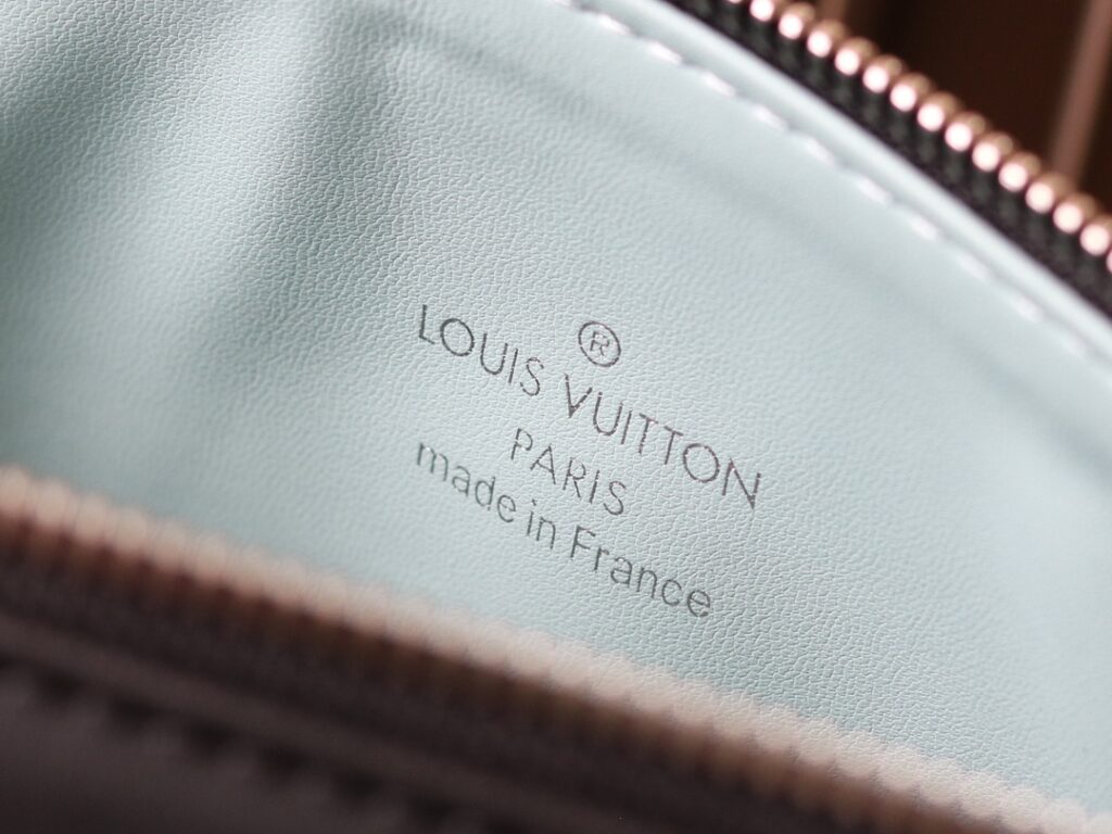  個性的 魅力的 心地よい コットン素材   ルイヴィトン スーパーコピー 羊革   M23618  Coussin BB バッグ 