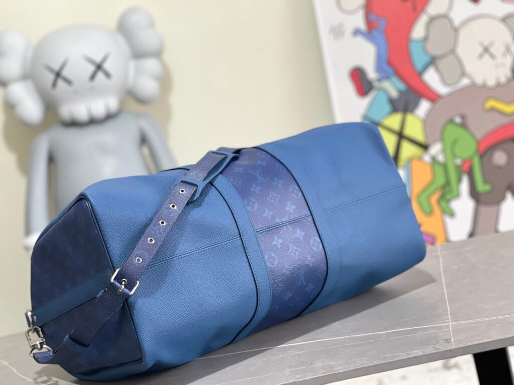 個性的 魅力的 心地よい コットン素材   ルイヴィトン  コピー   TaigaレザーKeepall 50 旅行バッグ  