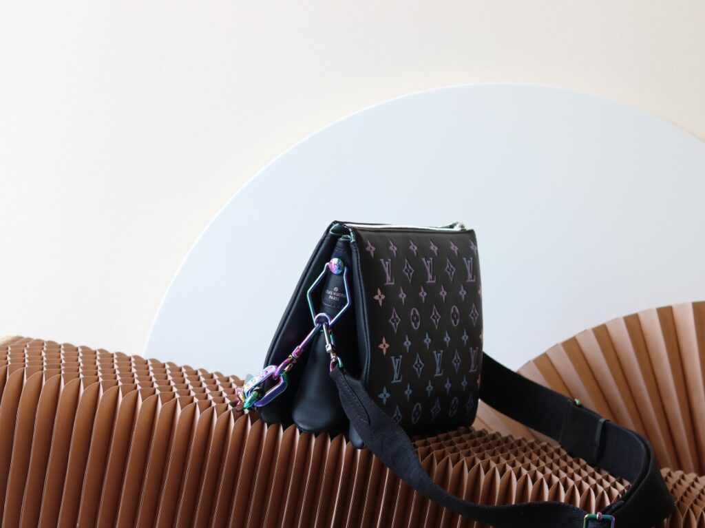  個性的 魅力的 心地よい コットン素材   ルイヴィトン スーパーコピー 羊革   M23618  Coussin BB バッグ 