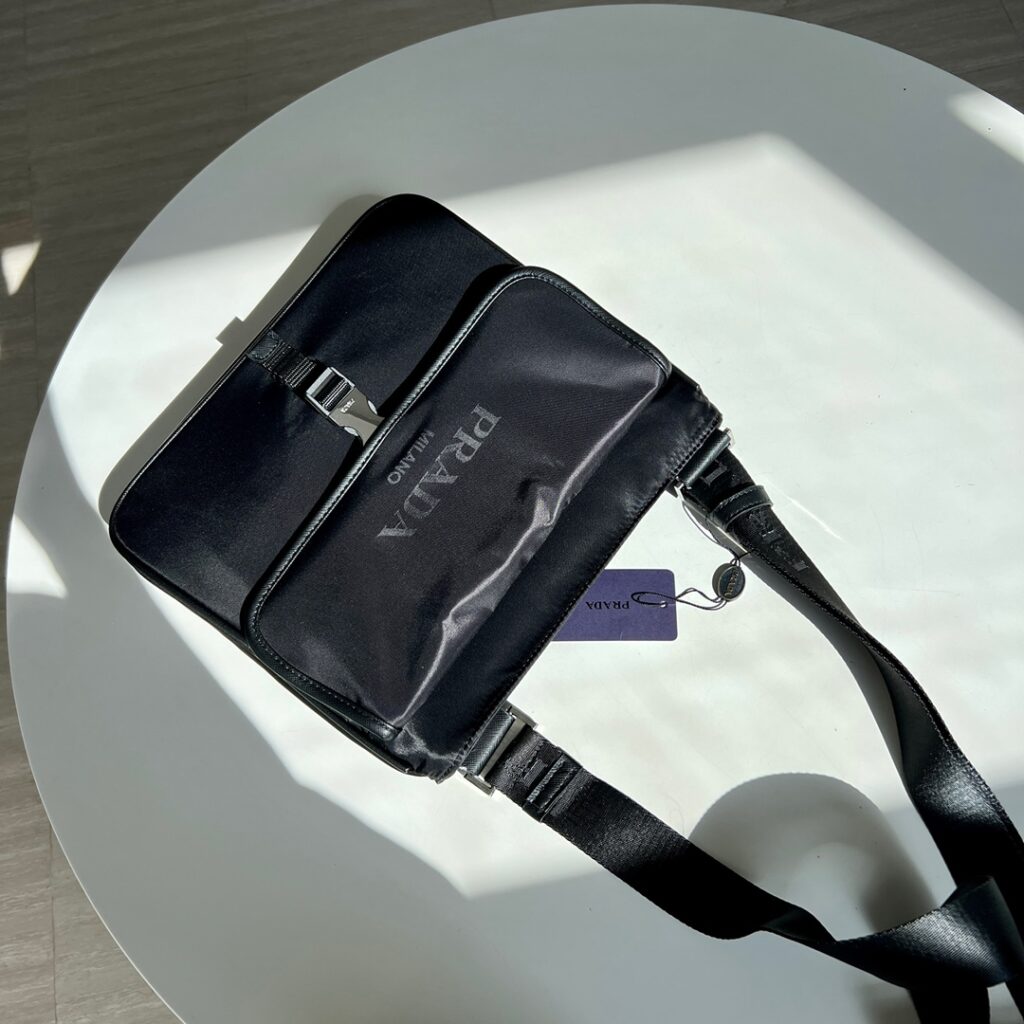 芸能人愛用 高級感ある プラダ コピー2024新作メンズショルダーバッグ