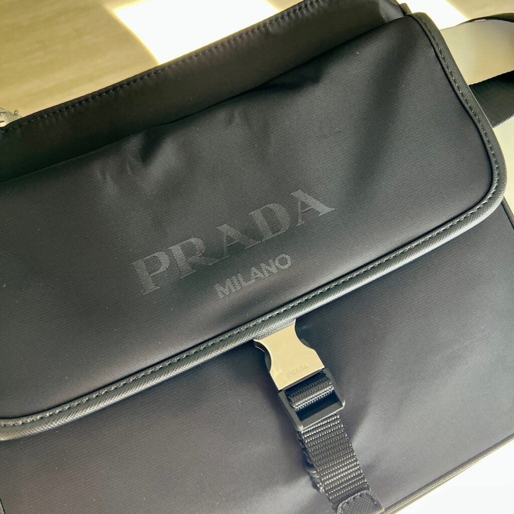 芸能人愛用 高級感ある プラダ コピー2024新作メンズショルダーバッグ