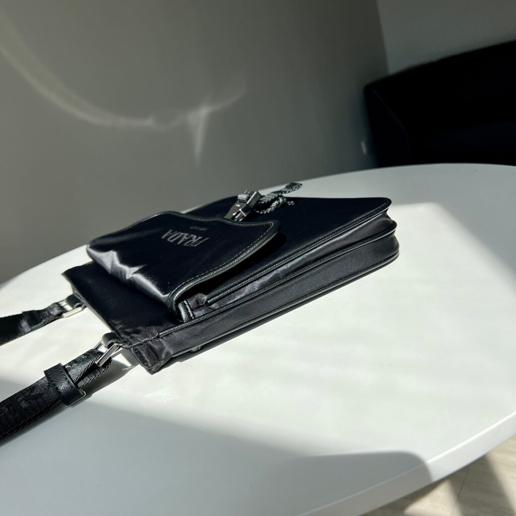 芸能人愛用 高級感ある プラダ コピー2024新作メンズショルダーバッグ