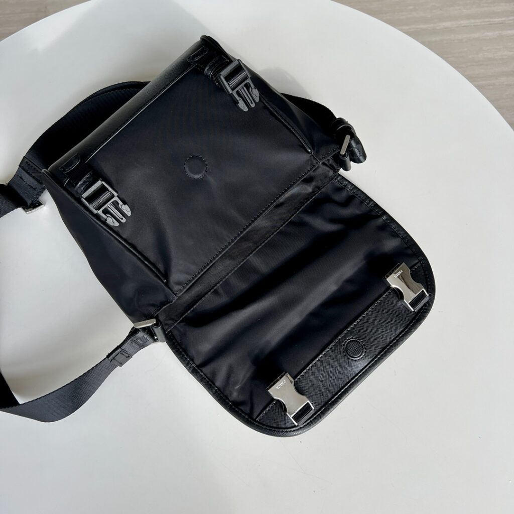 個性的 魅力的 心地よい コットン素材 プラダ スーパーコピー 2024新作メンズショルダーバッグ 