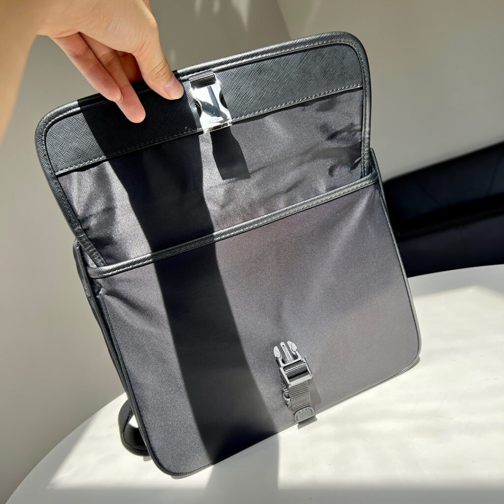 芸能人愛用 高級感ある プラダ コピー2024新作メンズショルダーバッグ