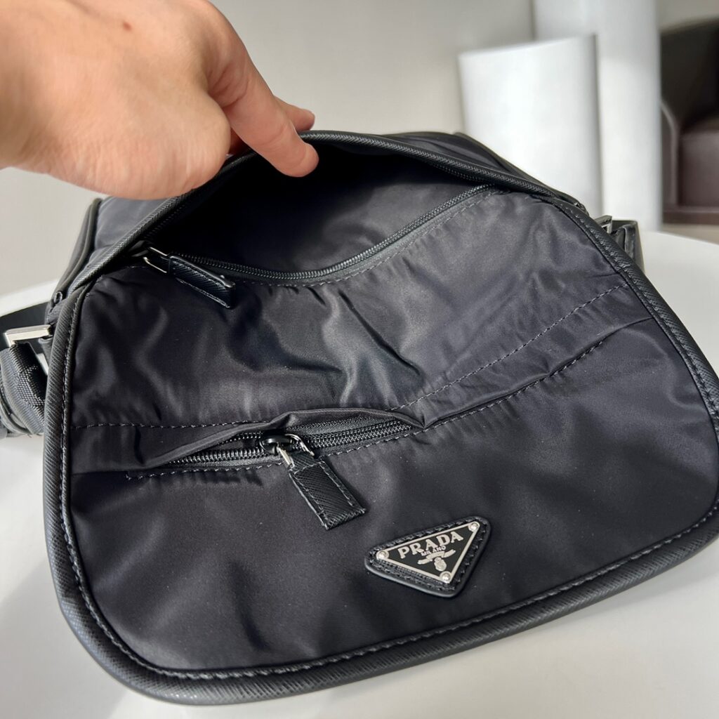 個性的 魅力的 心地よい コットン素材 プラダ スーパーコピー 2024新作メンズショルダーバッグ 
